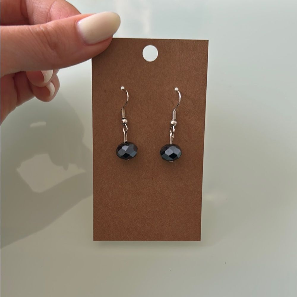 Elegant Black Dangle Earrings A992 - Picture 2 of 2
